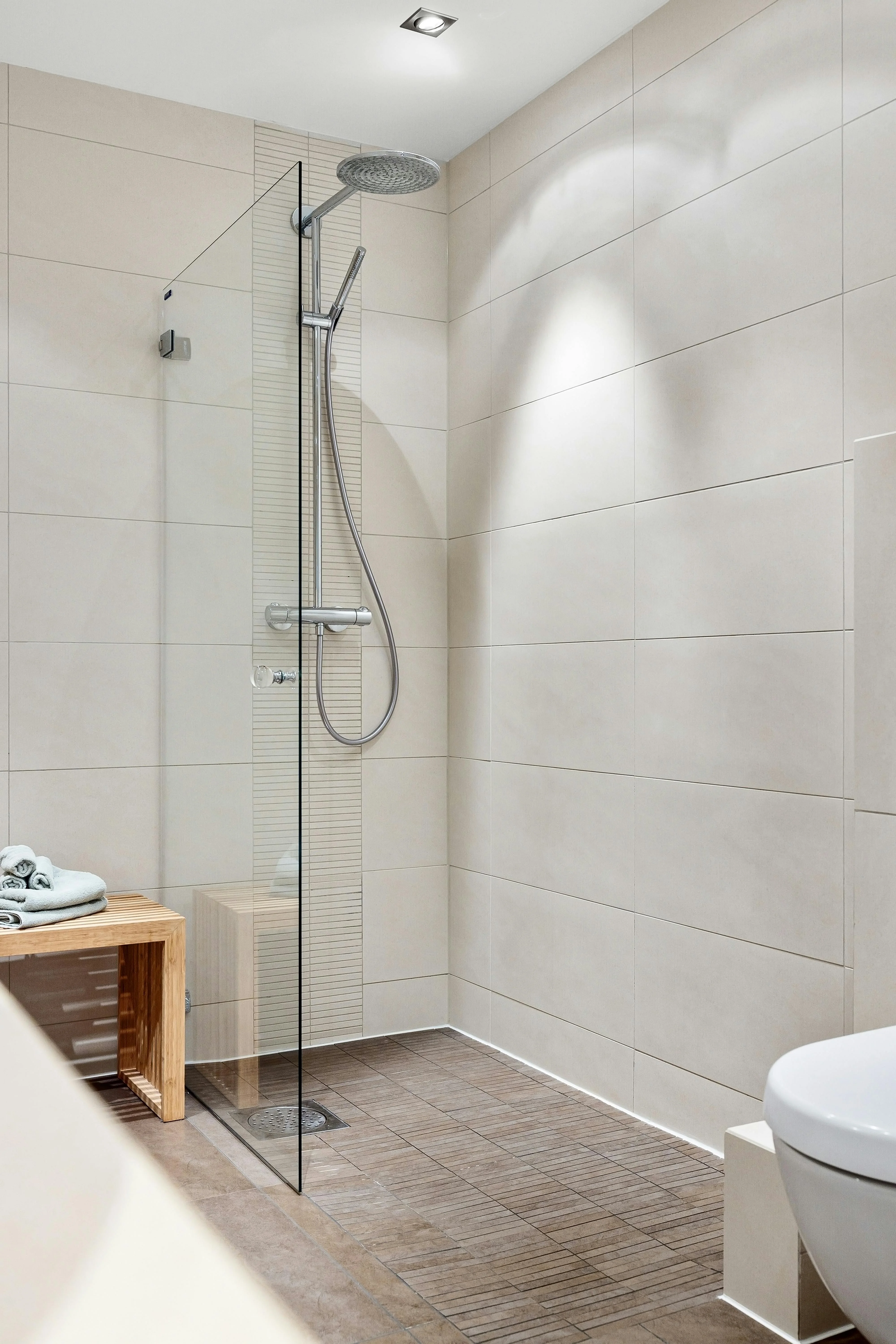 Linear drain installation for curbless shower